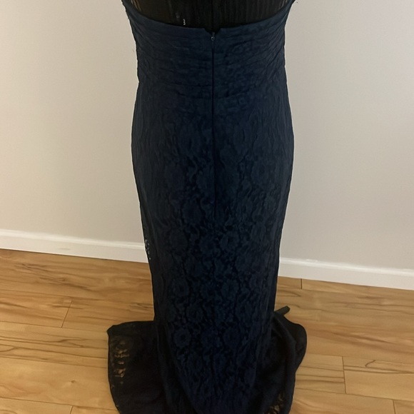 Lace gown - Picture 6 of 9